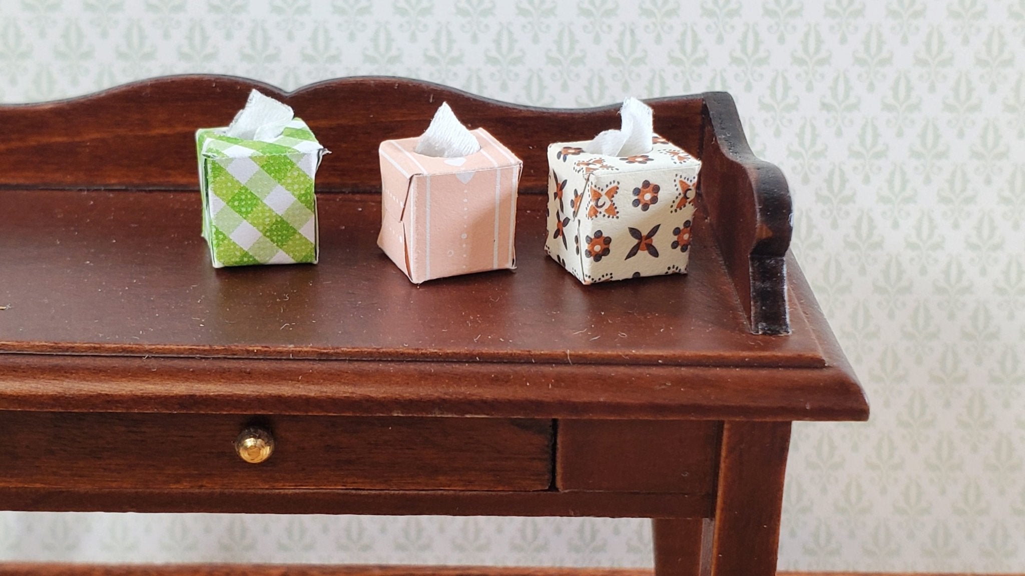 http://miniaturecrush.com/cdn/shop/products/dollhouse-tissue-box-set-of-3-112-scale-miniature-modern-bathroom-vanity-141711.jpg?v=1700201395