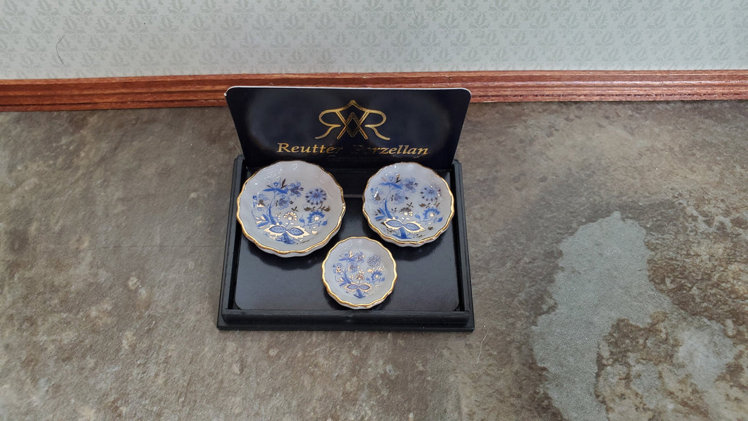 Dollhouse Pie & Tart Plates Dishes Reutter Porcelain 1:12 Scale Blue Onion Pattern