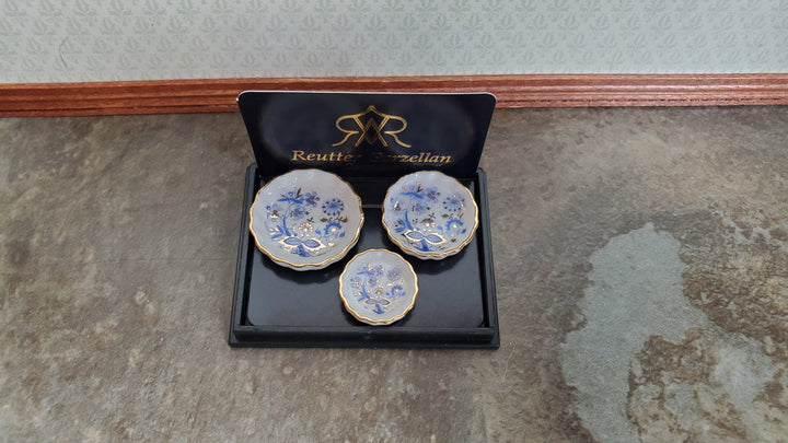 Dollhouse Pie & Tart Plates Dishes Reutter Porcelain 1:12 Scale Blue Onion Pattern
