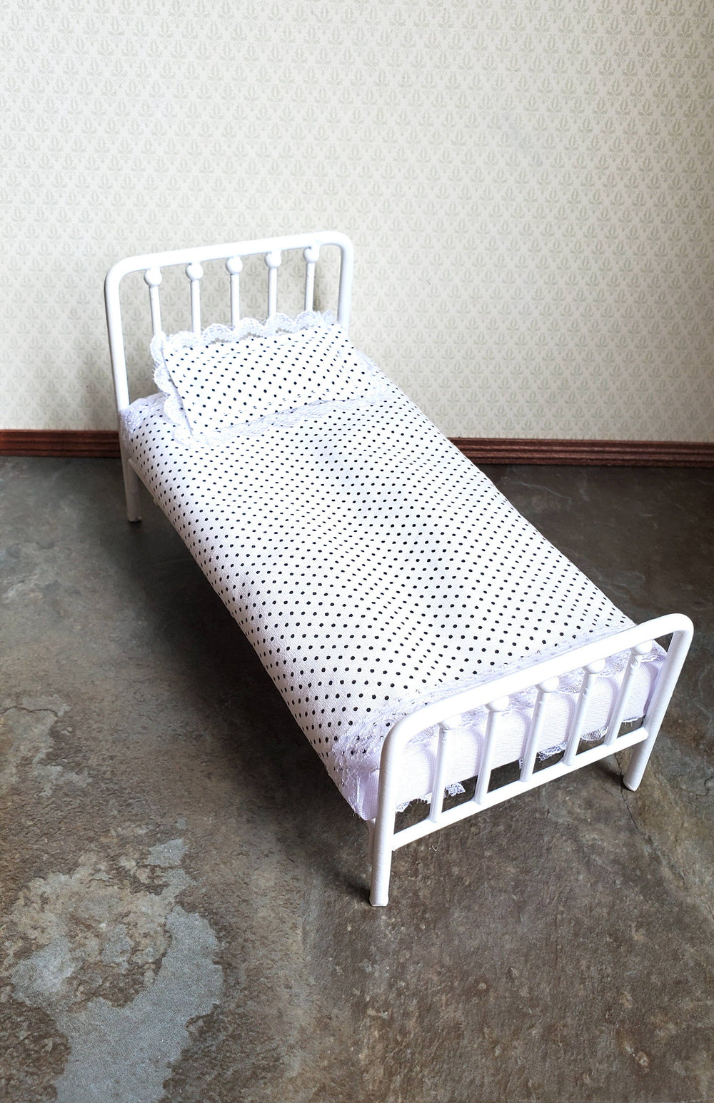 Dollhouse Miniature Bed White Metal with Mattress Pillow Blanket 1:12 Scale Furniture