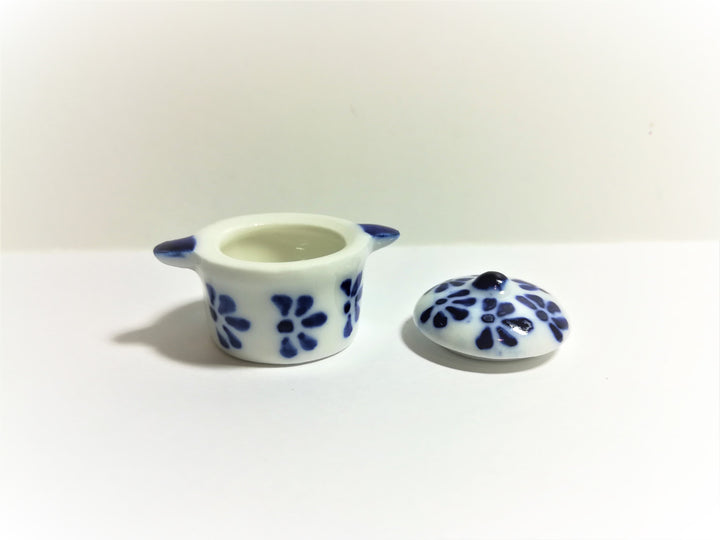 Dollhouse Stock Soup Pot with Lid Blue & White Ceramic 1:12 Scale Miniature