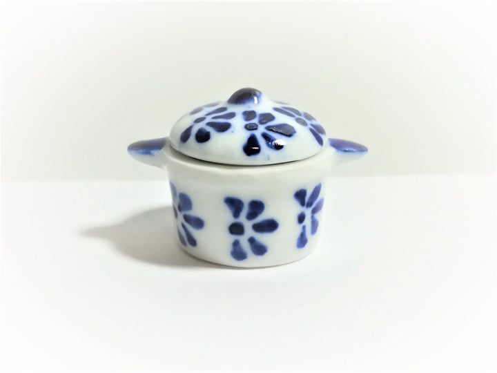 Dollhouse Stock Soup Pot with Lid Blue & White Ceramic 1:12 Scale Miniature