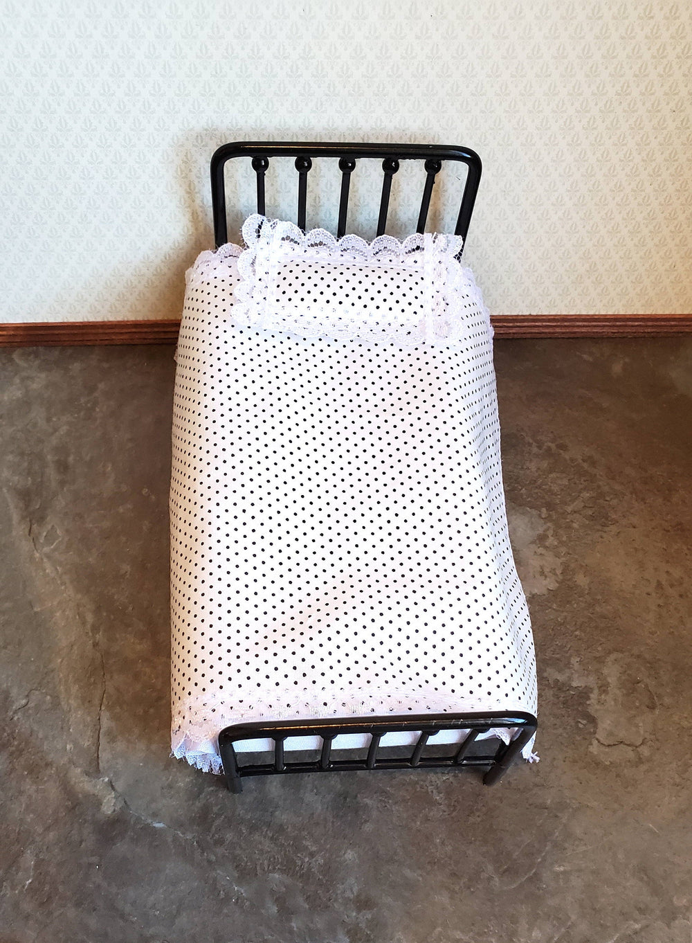 Dollhouse Miniature Bed Black Metal with Mattress Pillow Blanket 1:12 Scale Furniture