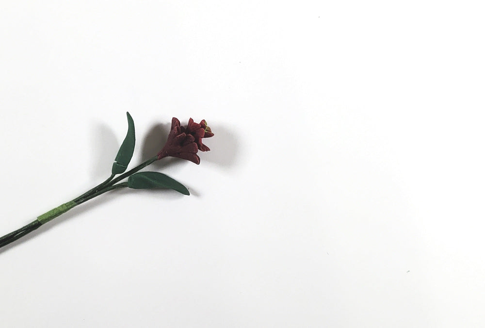 Dollhouse Burgundy Zinnia Single Long Stem with Foliage 1:12 Scale Miniature - MiniatureCrush