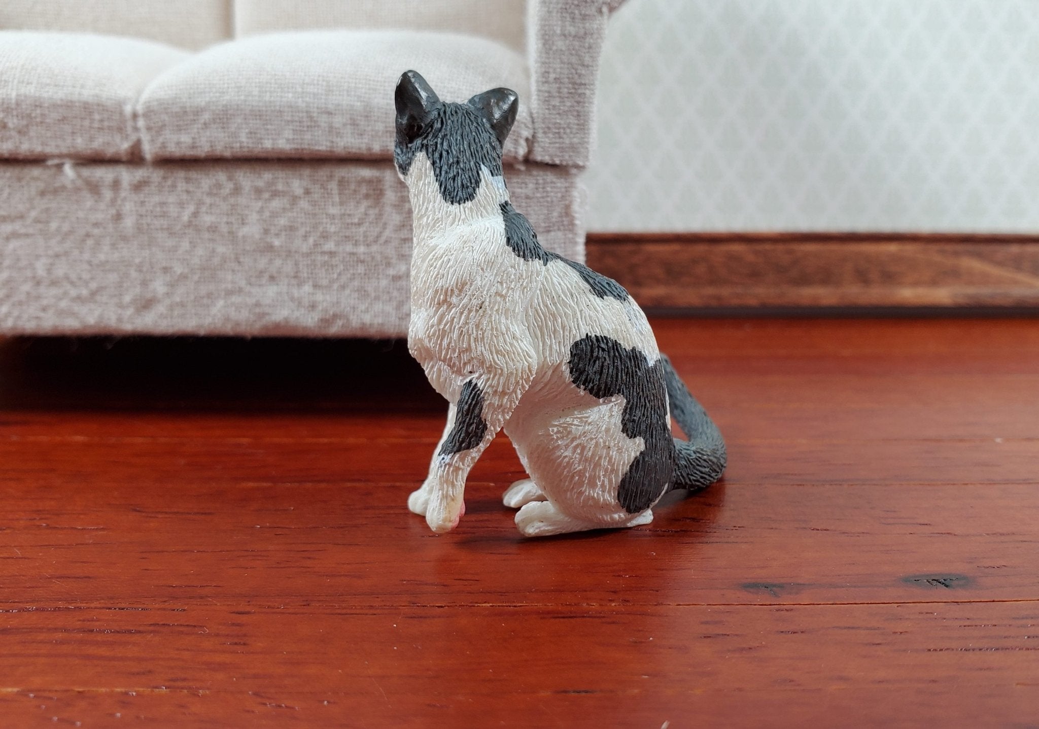 【希少】KATHERINE'S COLLECTION 姫猫　ビクトリアンドール Dollhouse Cat Gray and White Sitting 1:12 Scale (Large) Miniature