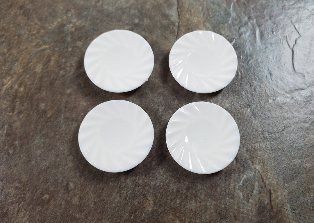 Dollhouse Plates Scalloped x4 White Decorative Edge Plastic 1:12 Miniatures - Miniature Crush