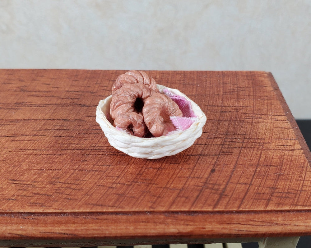 Dollhouse Round Natural Fiber Basket with Napkin Inlay 1:12 Scale Miniature - MiniatureCrush