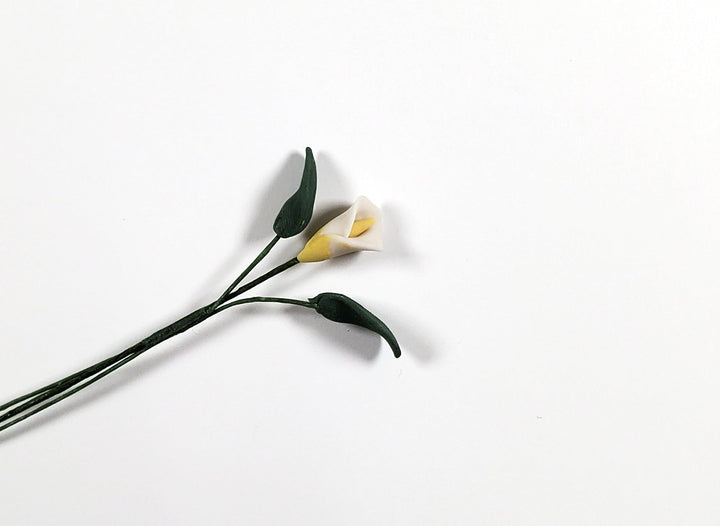 Dollhouse White Calla Lily Single Stem with Foliage 1:12 Scale Miniature - MiniatureCrush