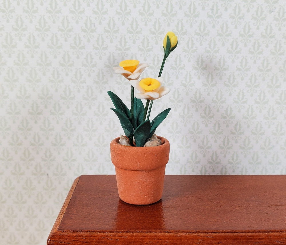 Dollhouse White & Peach Daffodils in a Terra Cotta Pot 1:12 Scale Miniature - MiniatureCrush