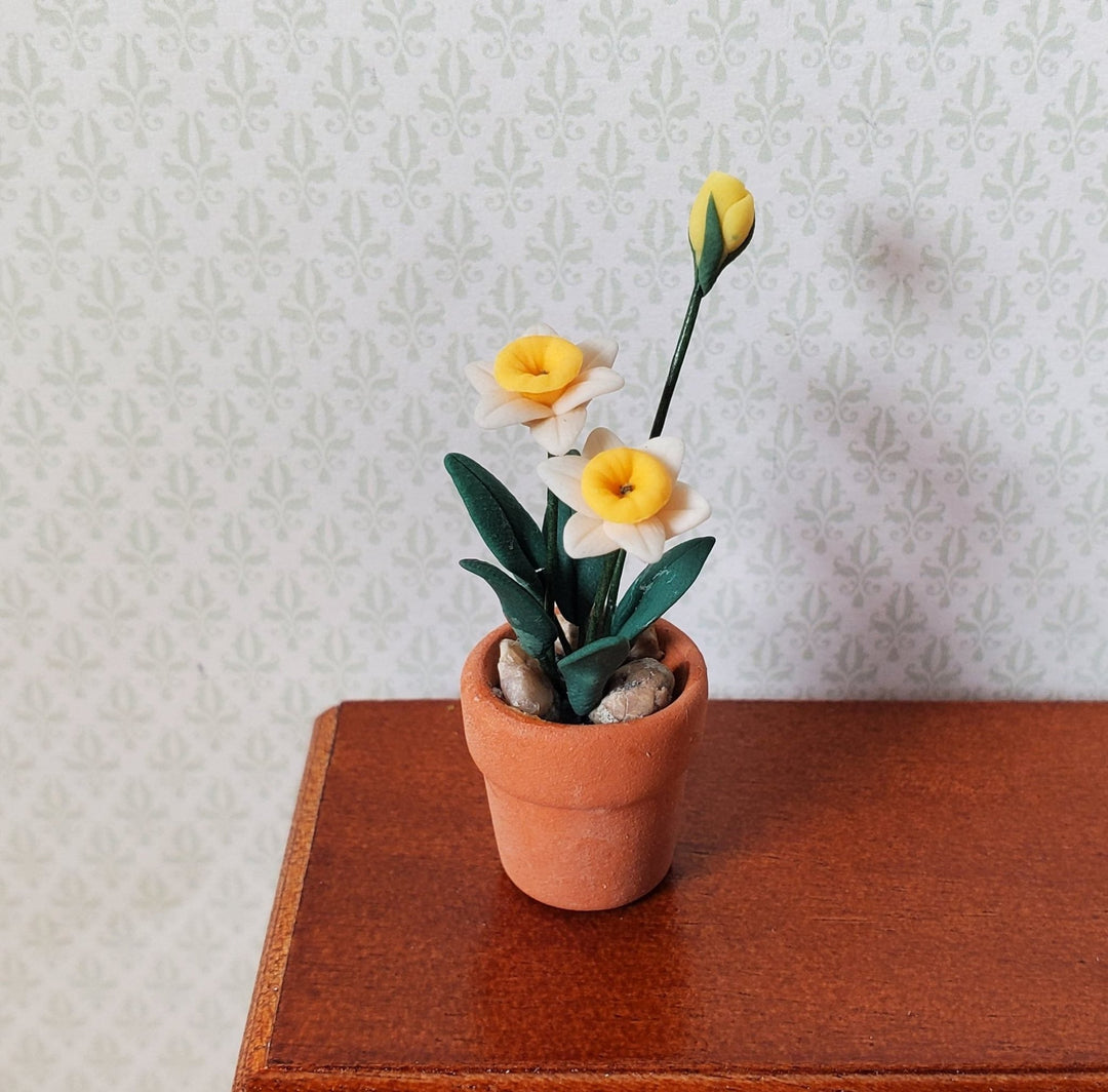 Dollhouse White & Peach Daffodils in a Terra Cotta Pot 1:12 Scale Miniature - MiniatureCrush
