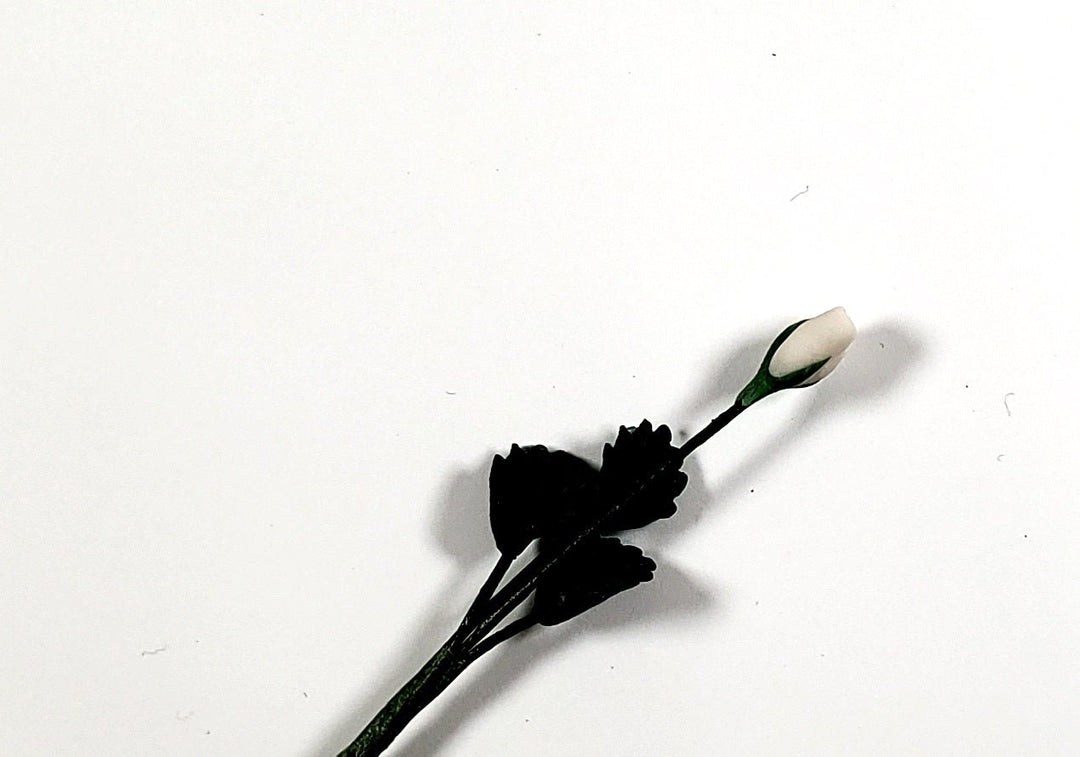 Dollhouse White Rose Bud Single Stem with Foliage 1:12 Scale Miniature - MiniatureCrush