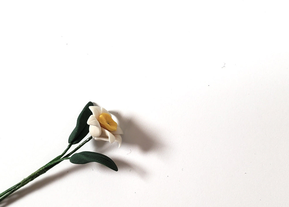 Dollhouse White & Yellow Daffodil Single Stem with Leaves 1:12 Scale Miniature - MiniatureCrush