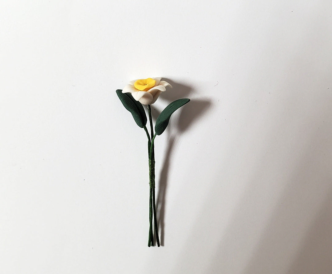 Dollhouse White & Yellow Daffodil Single Stem with Leaves 1:12 Scale Miniature - MiniatureCrush
