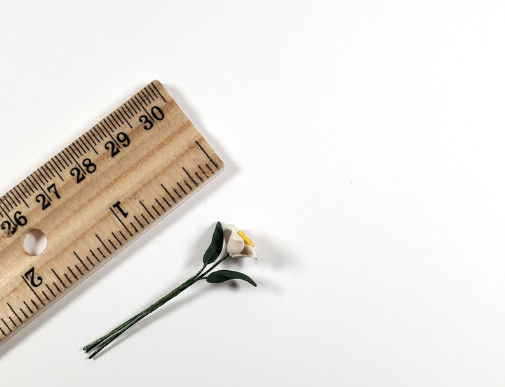 Dollhouse White & Yellow Daffodil Single Stem with Leaves 1:12 Scale Miniature - MiniatureCrush