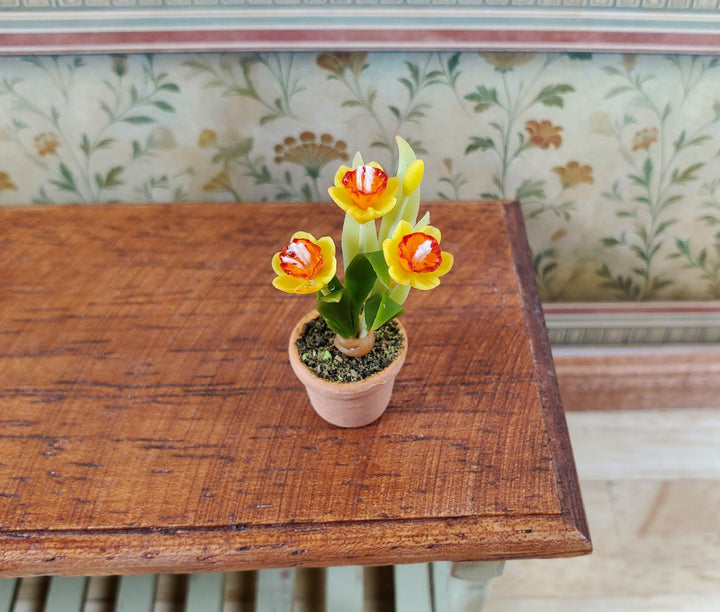 Dollhouse Yellow Daffodils in a Terra Cotta Planter 1:12 Scale Miniature Flowers - MiniatureCrush
