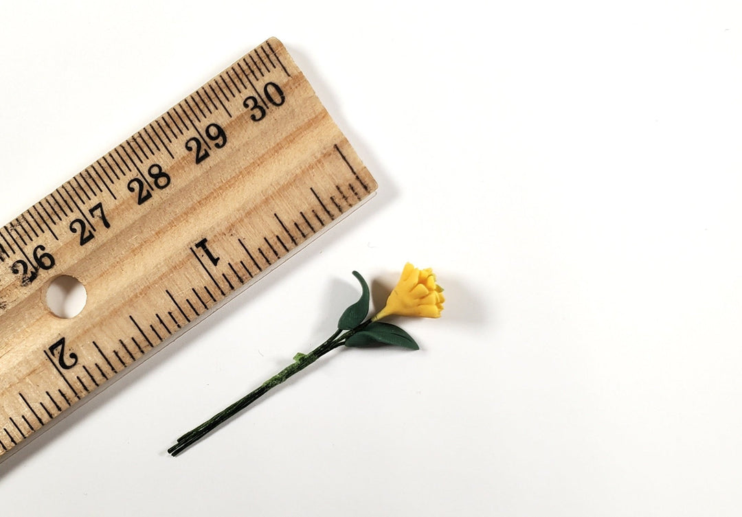 Dollhouse Yellow Zinnia Single Stem with Foliage 1:12 Scale Miniature - MiniatureCrush