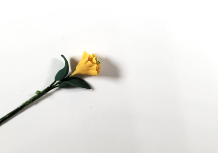 Dollhouse Yellow Zinnia Single Stem with Foliage 1:12 Scale Miniature - MiniatureCrush