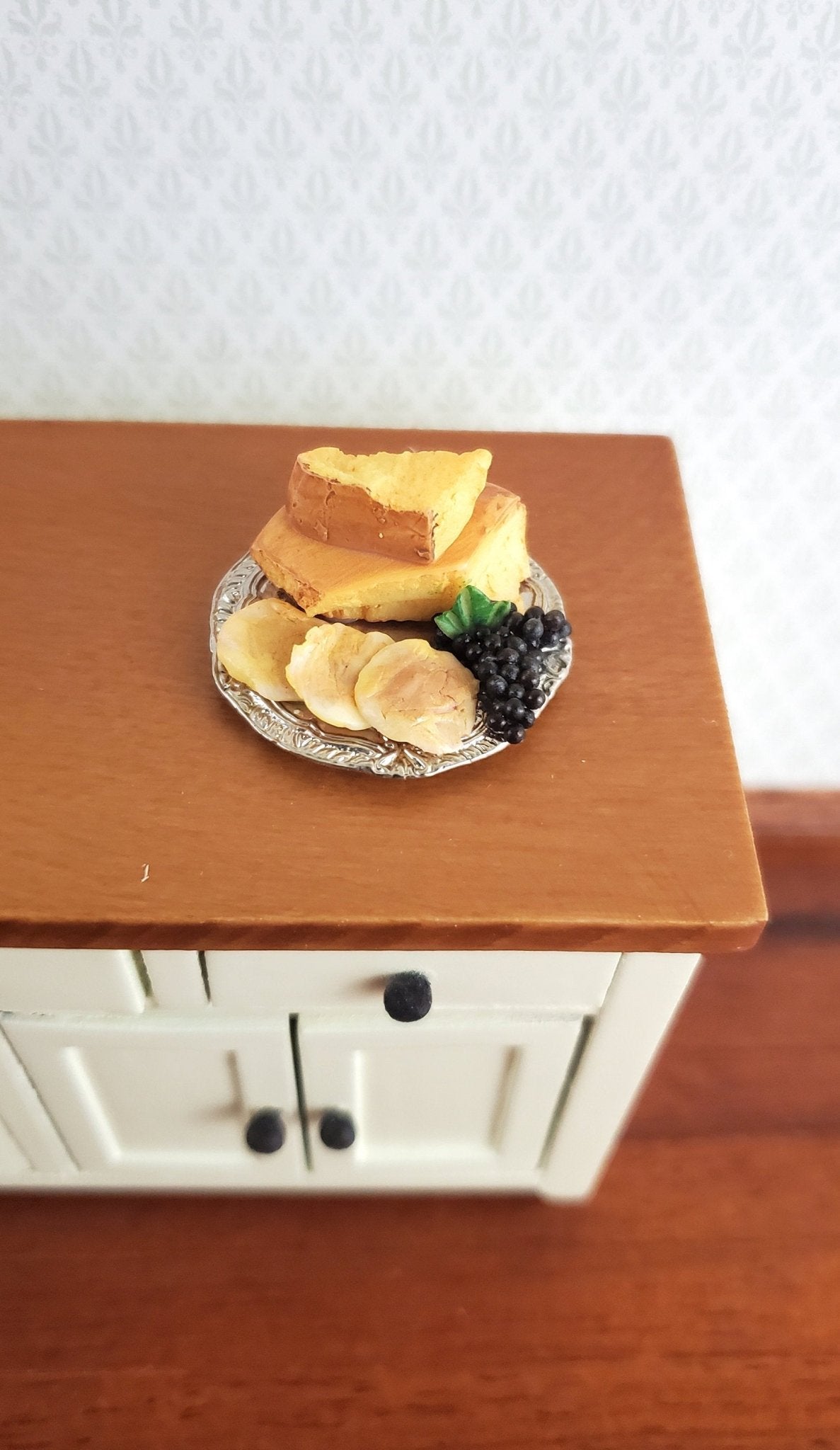 https://miniaturecrush.com/cdn/shop/products/dollhouse-cheese-flatbread-grapes-on-silver-tray-112-scale-food-miniature-kitchen-falcon-997364.jpg?v=1686413060