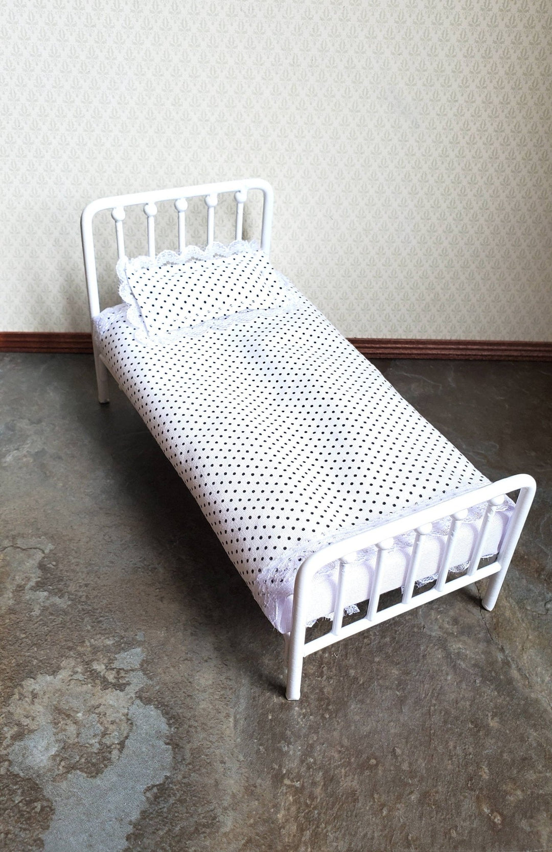 Dollhouse Miniature Bed White Metal with Mattress Pillow Blanket 1:12 Scale Furniture - Miniature Crush