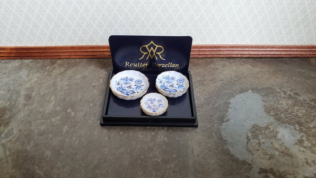 https://miniaturecrush.com/cdn/shop/products/dollhouse-miniature-pie-crust-plates-dishes-reutter-porcelain-112-scale-blue-white-458038.jpg?v=1686416748&width=1080