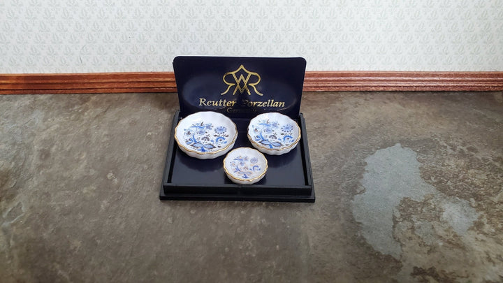 Dollhouse Miniature Pie Crust Plates Dishes Reutter Porcelain 1:12 Scale Blue White - Miniature Crush