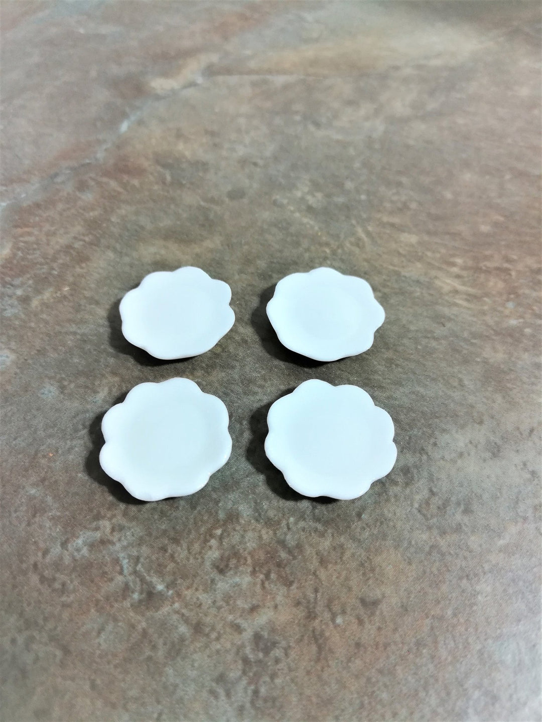 Dollhouse Miniature Small Plates x4 White Ceramic with Scalloped Edge 1:12 Scale 11/16" - Miniature Crush