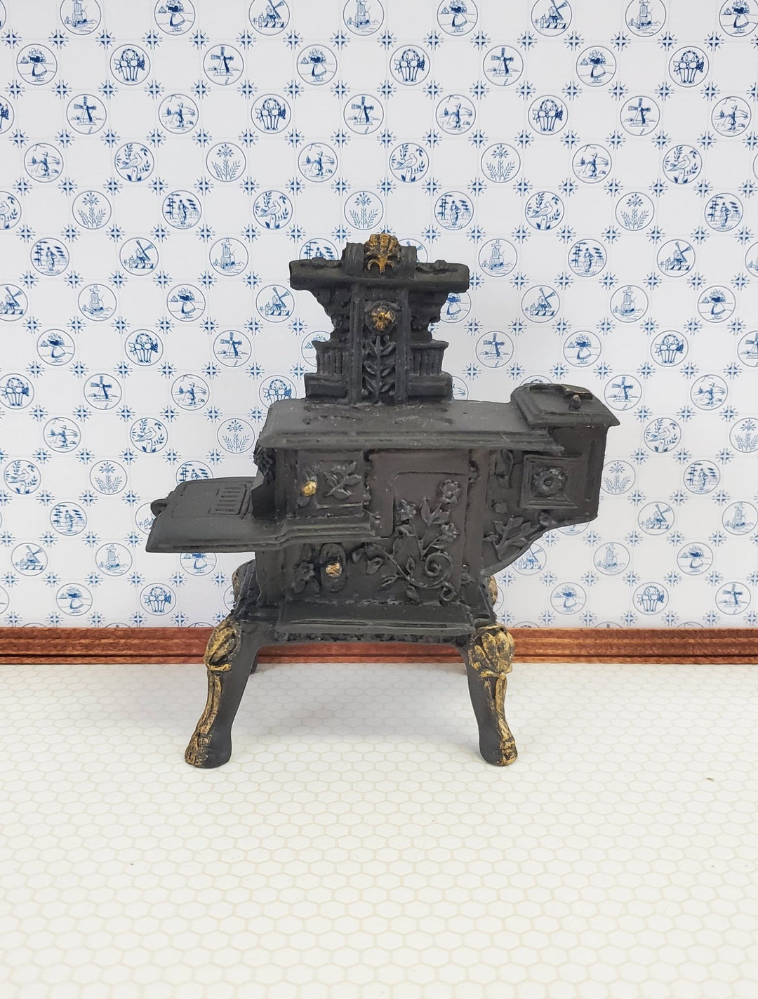 https://miniaturecrush.com/cdn/shop/products/dollhouse-miniature-stove-oven-small-victorian-112-scale-kitchen-cast-resin-168465.jpg?v=1686417125&width=1080