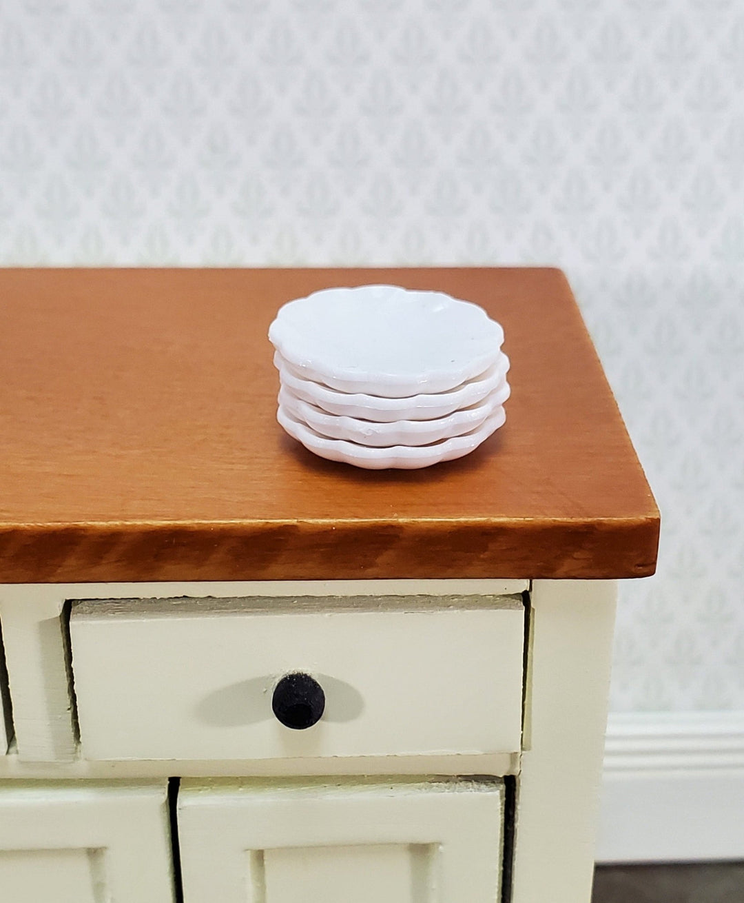 Dollhouse Small Plates Scalloped x4 White Decorative Edge Plastic 1:12 Scale Miniatures - Miniature Crush