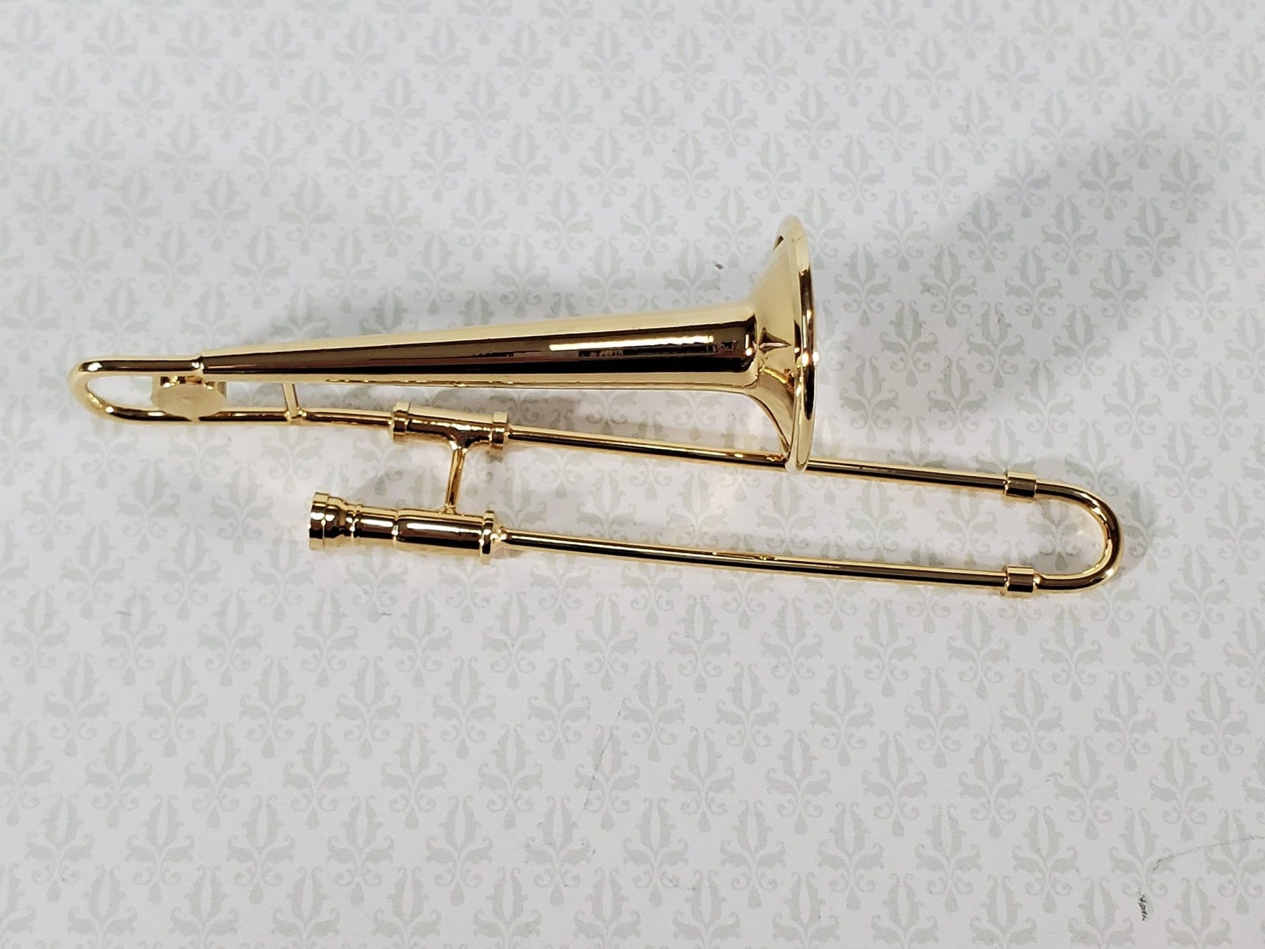 Miniatuurtrombonemodel, miniatuurtrombonereplica met standaard en Miniatuurtrombonemodel, miniatuurtrombonereplica met standaard en